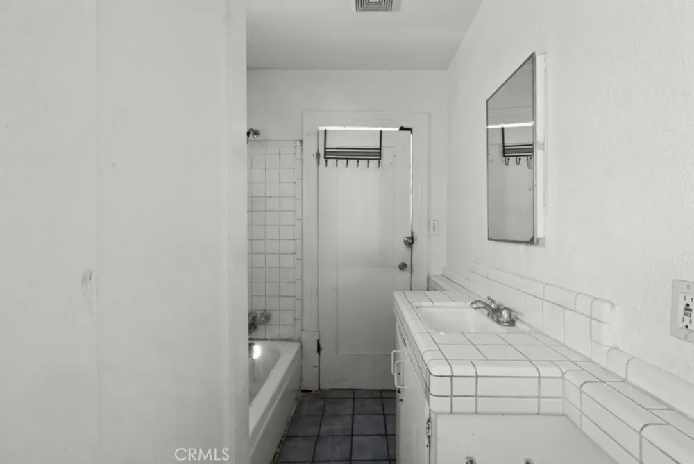 221 W Hillcrest Boulevard Inglewood, CA 90301