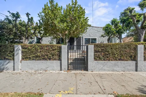 221 W Hillcrest Boulevard