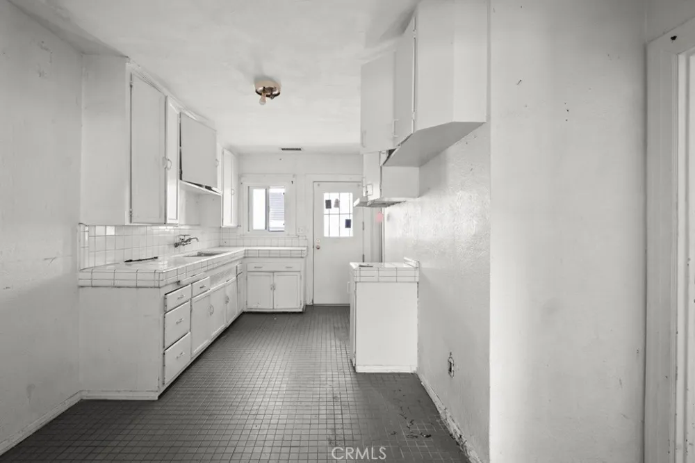 221 W Hillcrest Boulevard Inglewood, CA 90301
