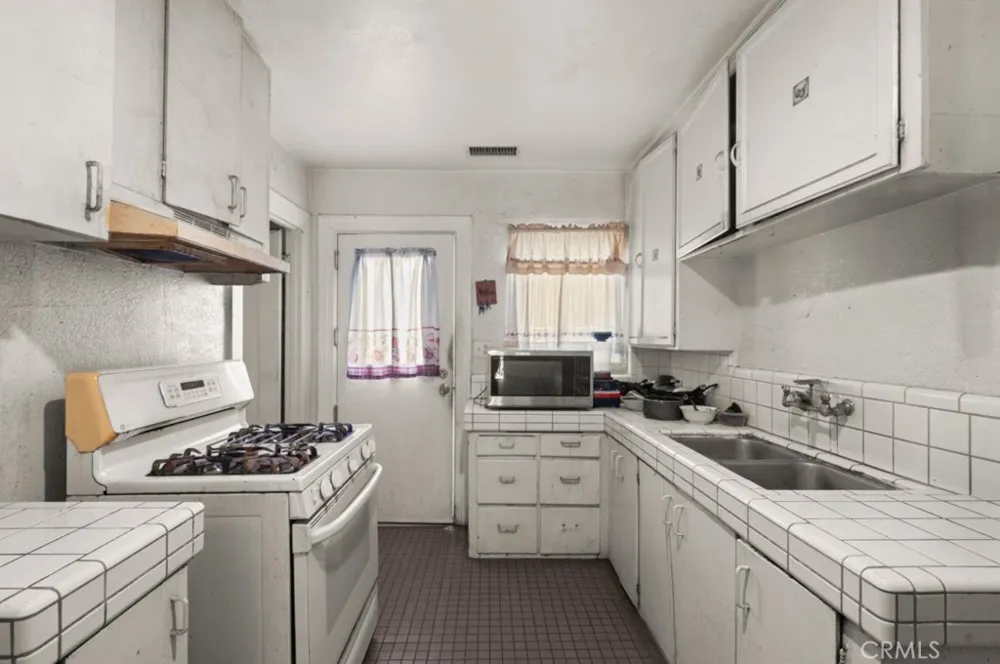 221 W Hillcrest Boulevard Inglewood, CA 90301