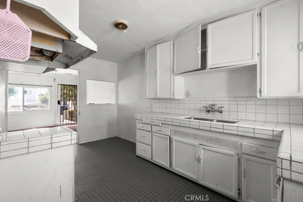 221 W Hillcrest Boulevard Inglewood, CA 90301