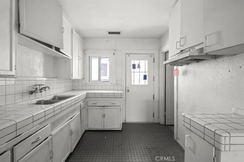 221 W Hillcrest Boulevard Inglewood, CA 90301