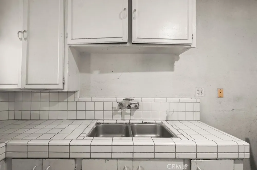 221 W Hillcrest Boulevard Inglewood, CA 90301
