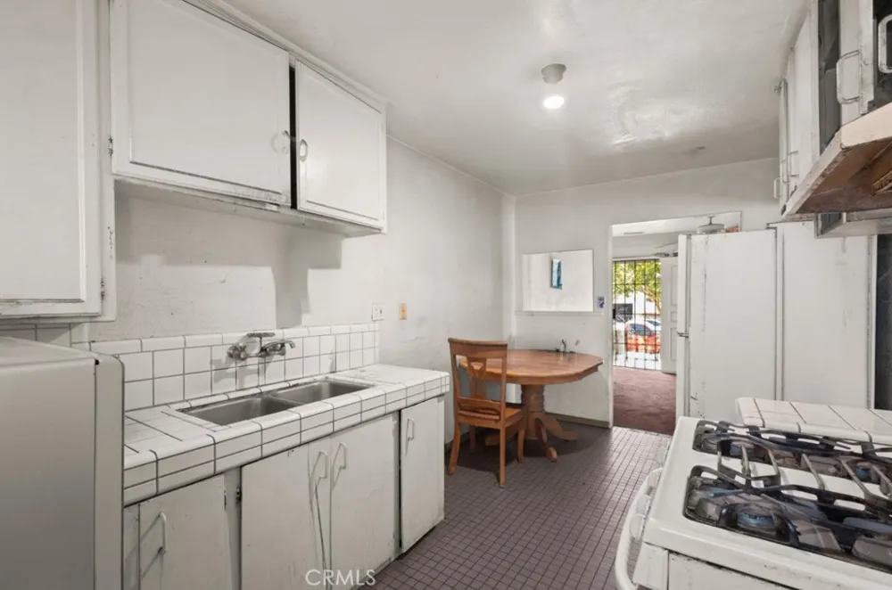 221 W Hillcrest Boulevard Inglewood, CA 90301