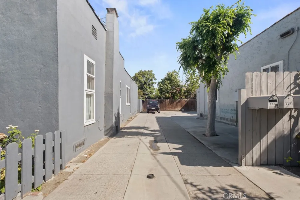 221 W Hillcrest Boulevard Inglewood, CA 90301