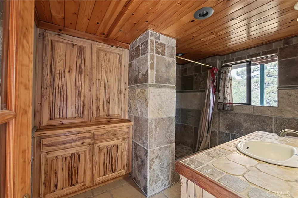 161 Trails End Green Valley Lake, CA 92314
