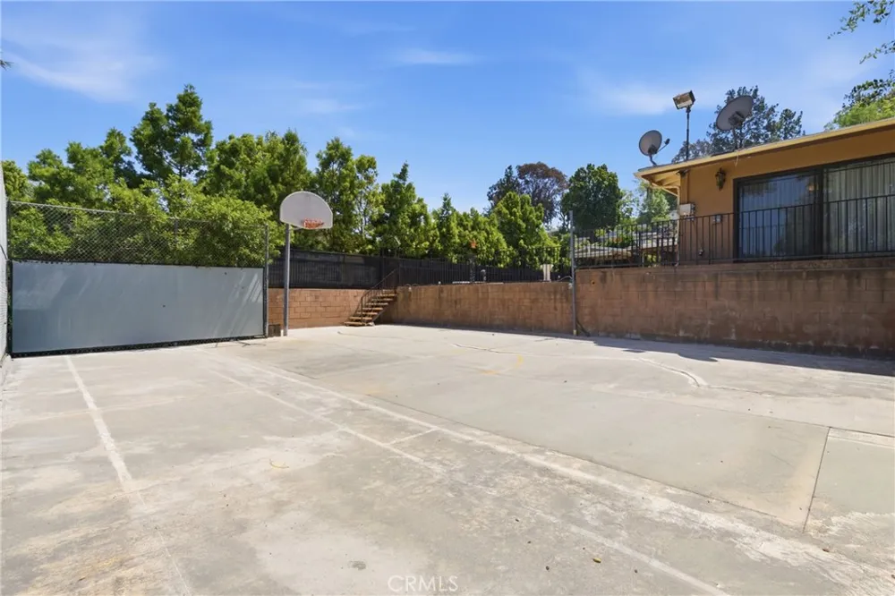 4908 Calvin Avenue Tarzana, CA 91356
