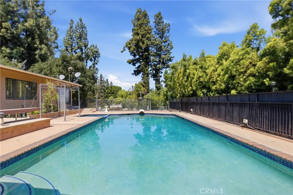 4908 Calvin Avenue Tarzana, CA 91356
