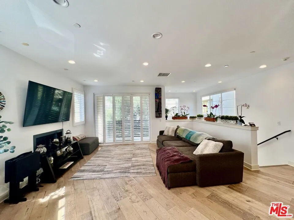 5849 S Sparrow Court Los Angeles, CA 90094