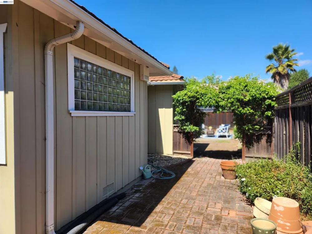 22590 Norwood Dr Hayward, CA 94541
