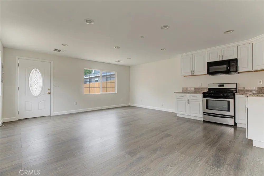 6861 Yarmouth Reseda, CA 91335