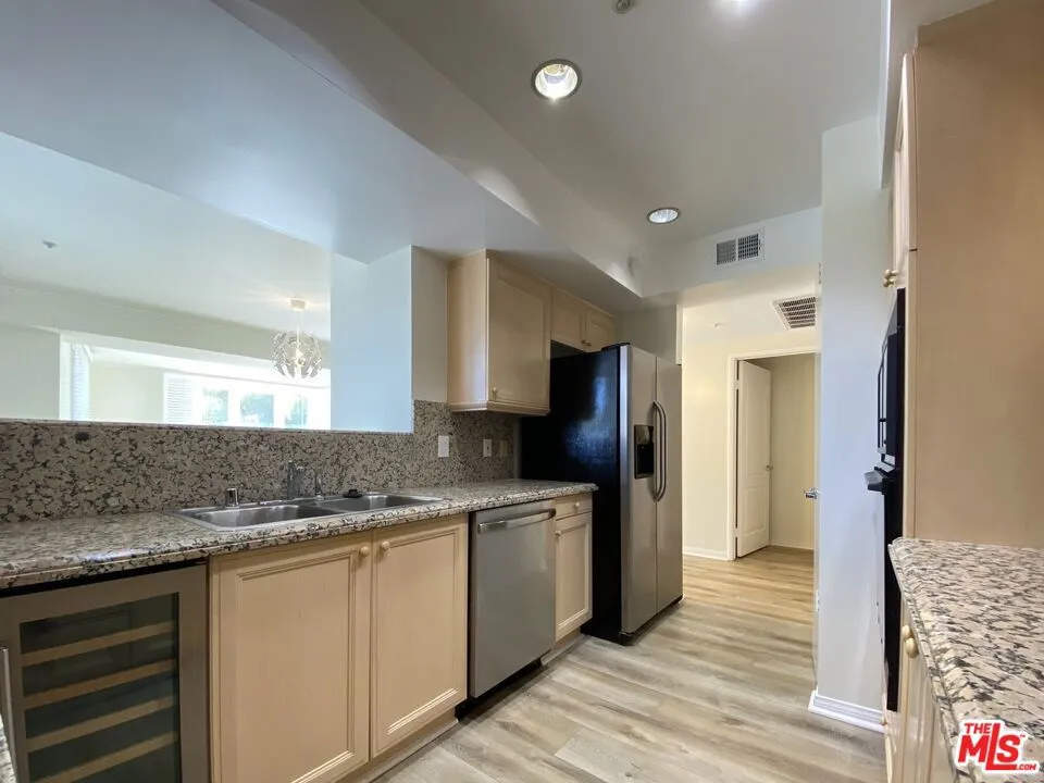 11099 Ophir Drive #305 Los Angeles, CA 90024