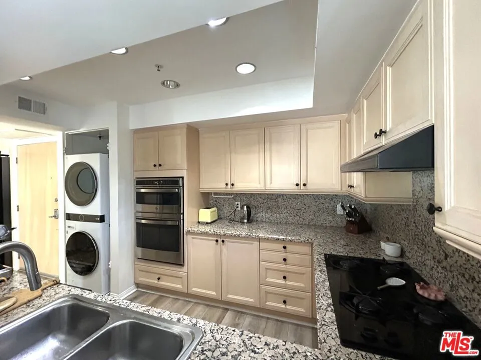 11099 Ophir Drive #305 Los Angeles, CA 90024