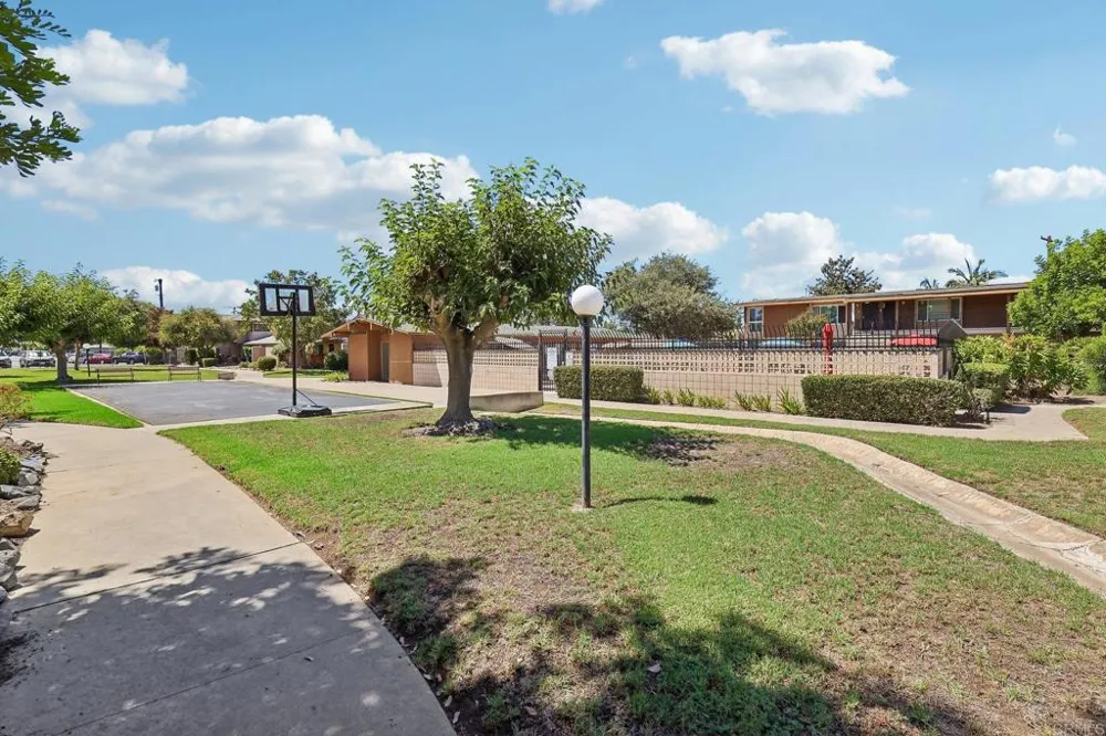 559 Oakdale Lane #C El Cajon, CA 92021