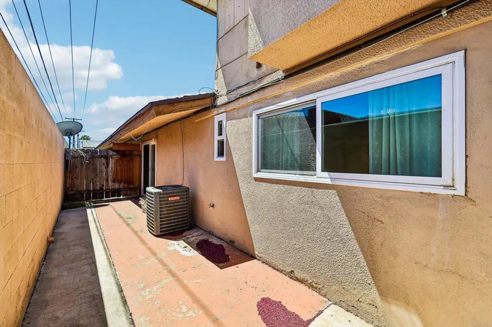 559 Oakdale Lane #C El Cajon, CA 92021