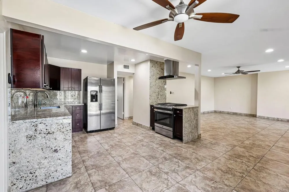 559 Oakdale Lane #C El Cajon, CA 92021