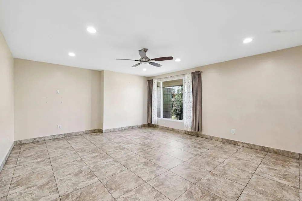 559 Oakdale Lane #C El Cajon, CA 92021
