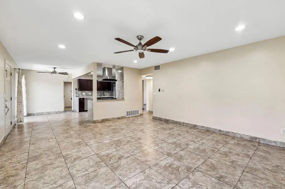 559 Oakdale Lane #C El Cajon, CA 92021