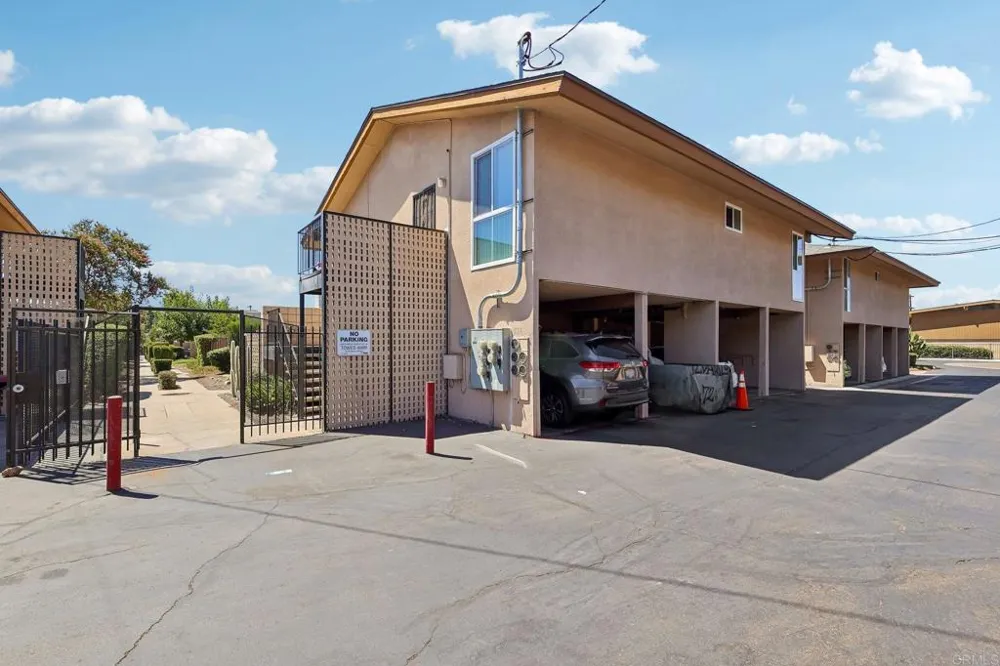 559 Oakdale Lane #C El Cajon, CA 92021