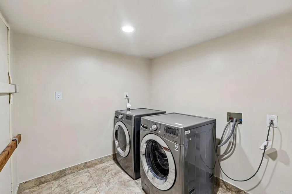 559 Oakdale Lane #C El Cajon, CA 92021