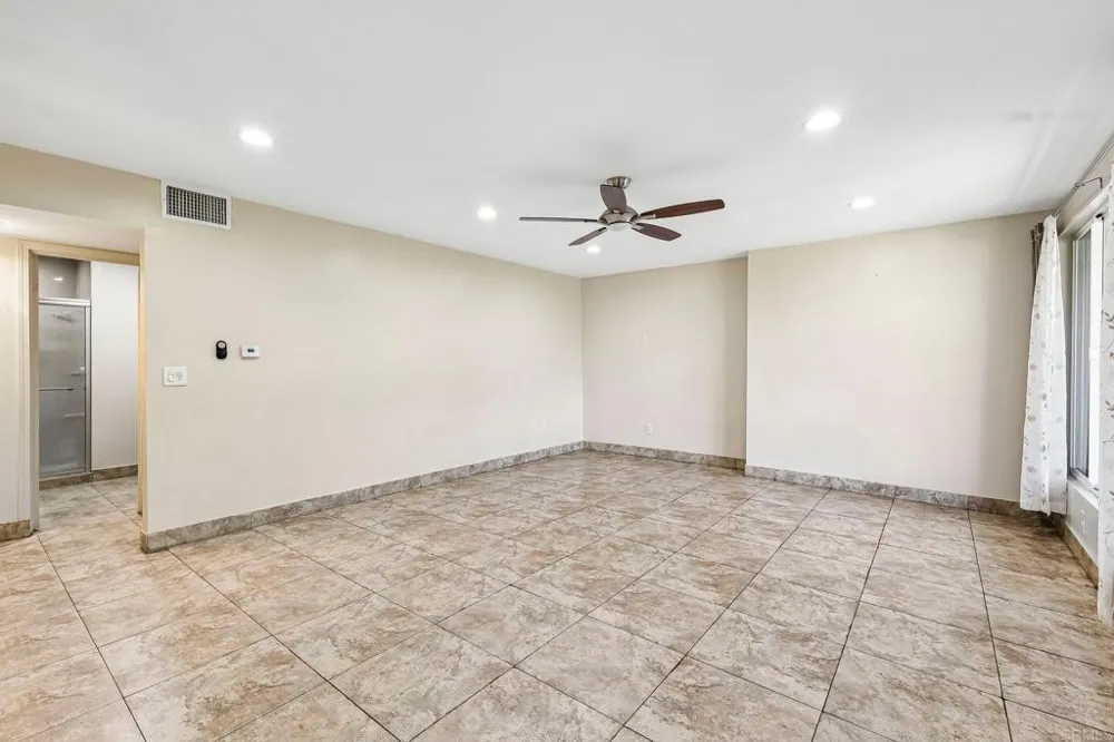 559 Oakdale Lane #C El Cajon, CA 92021