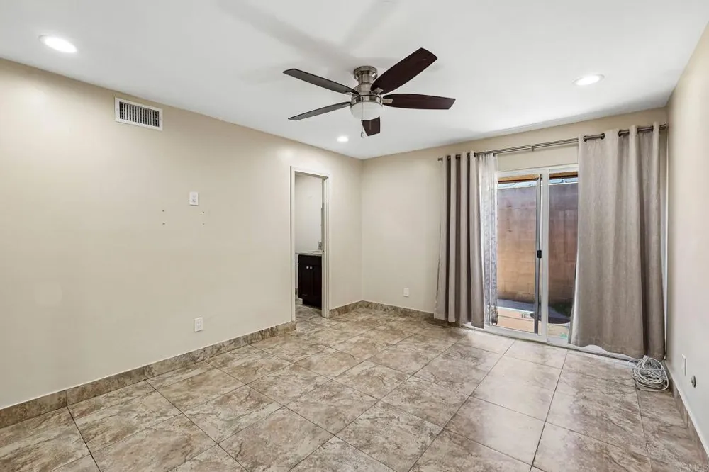 559 Oakdale Lane #C El Cajon, CA 92021