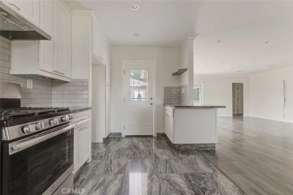 6863 Yarmouth Reseda, CA 91335