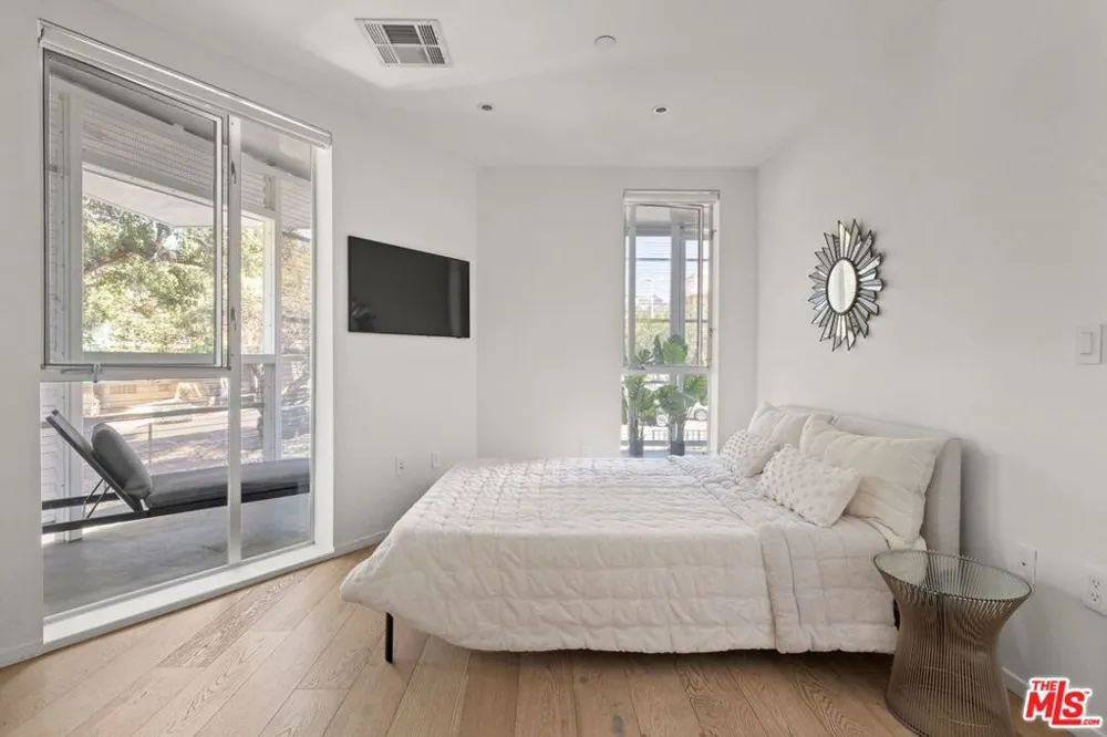 1030 Kings Road #201 West Hollywood, CA 90069