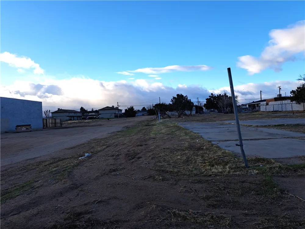 16023 Walnut Hesperia, CA 92345