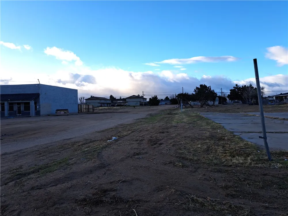 16023 Walnut Hesperia, CA 92345