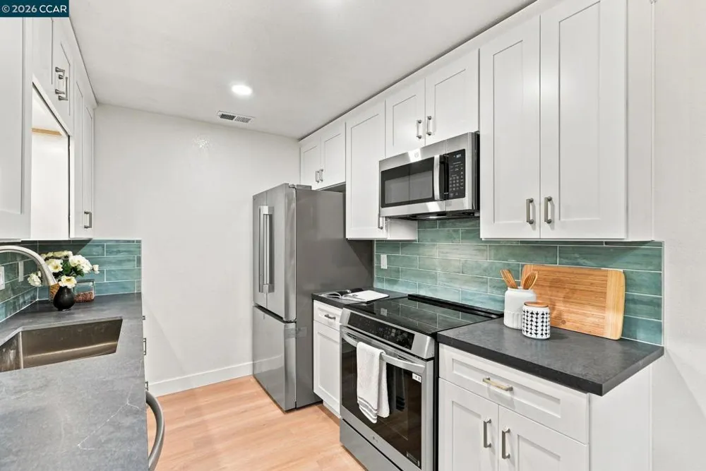 42 Emery Bay Dr Emeryville, CA 94608