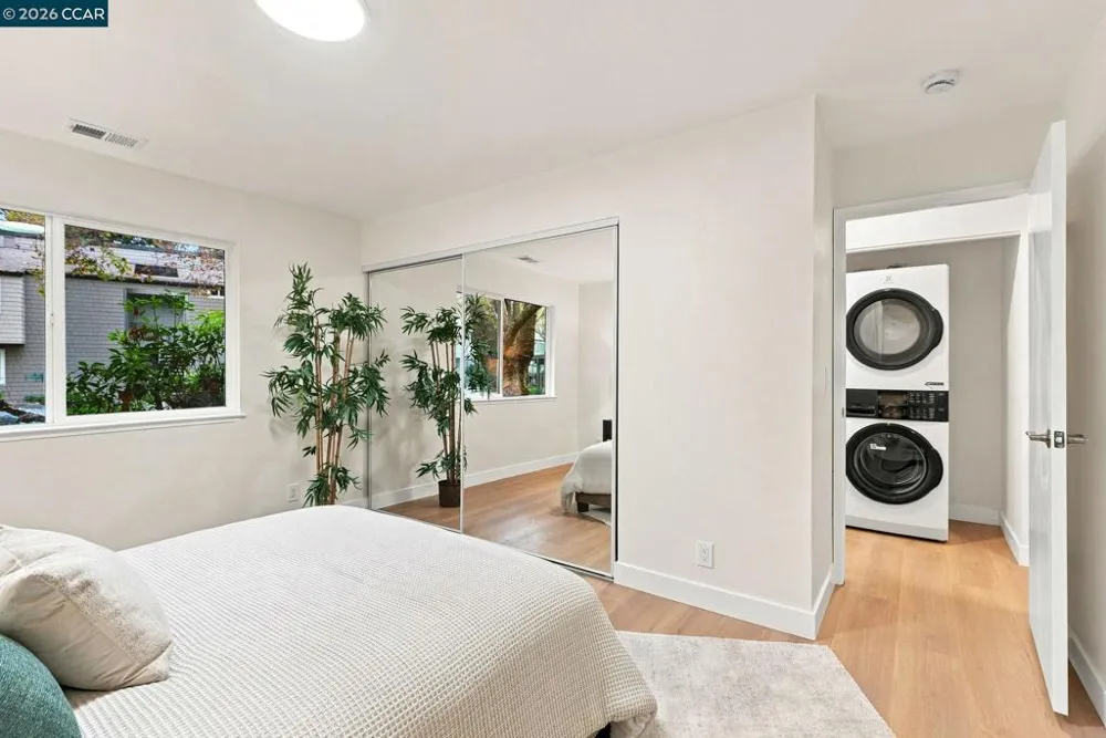 42 Emery Bay Dr Emeryville, CA 94608