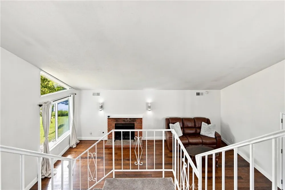 23002 La Granja Valencia, CA 91354