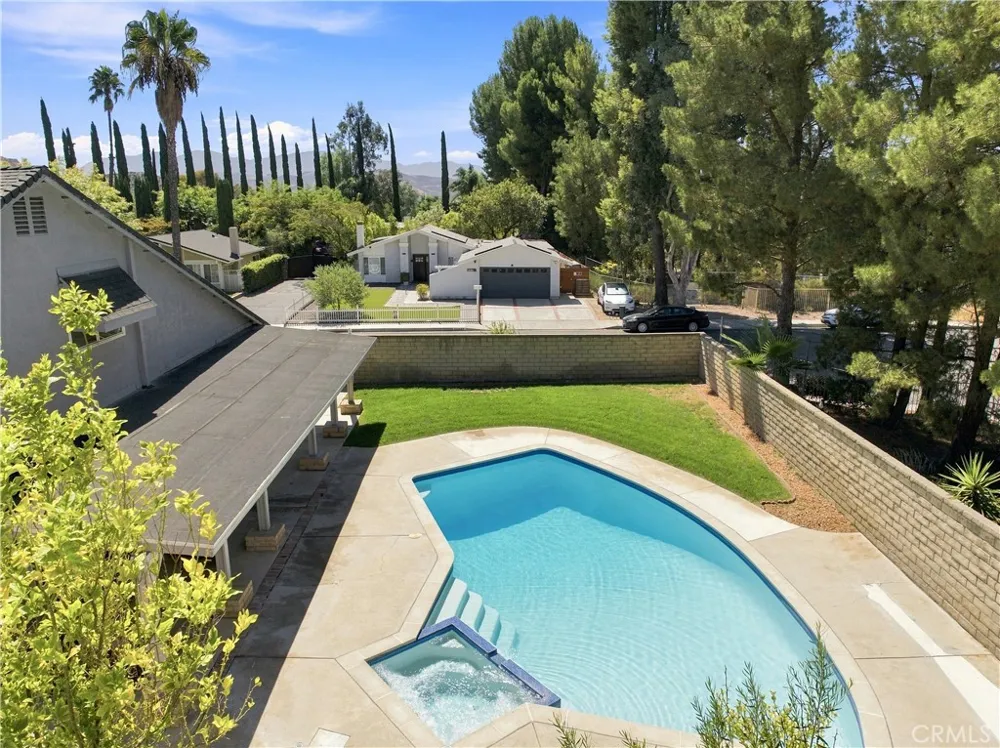 23002 La Granja Valencia, CA 91354
