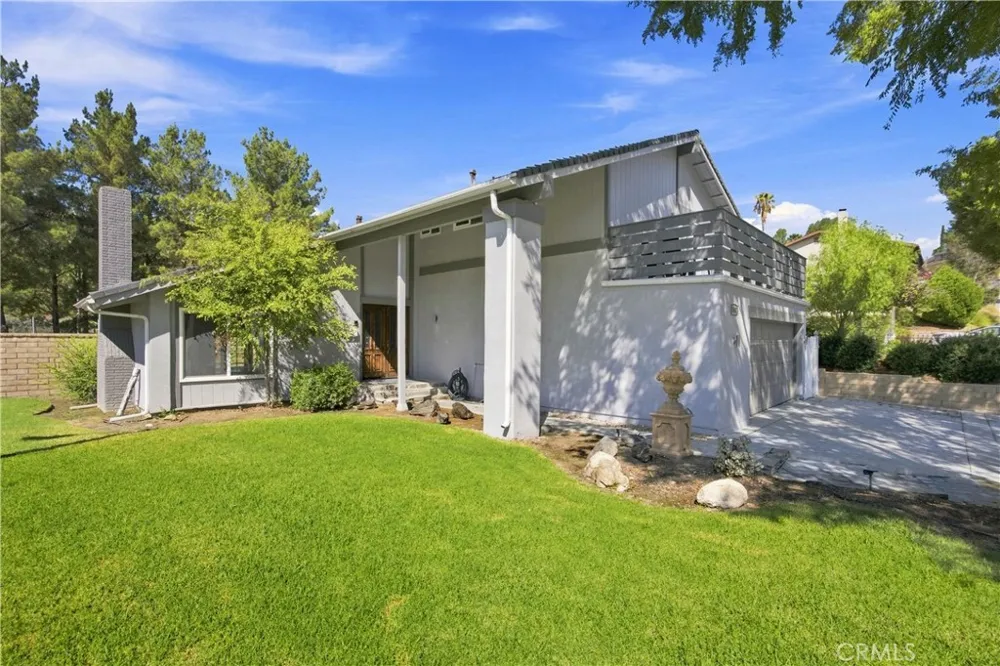 23002 La Granja Valencia, CA 91354