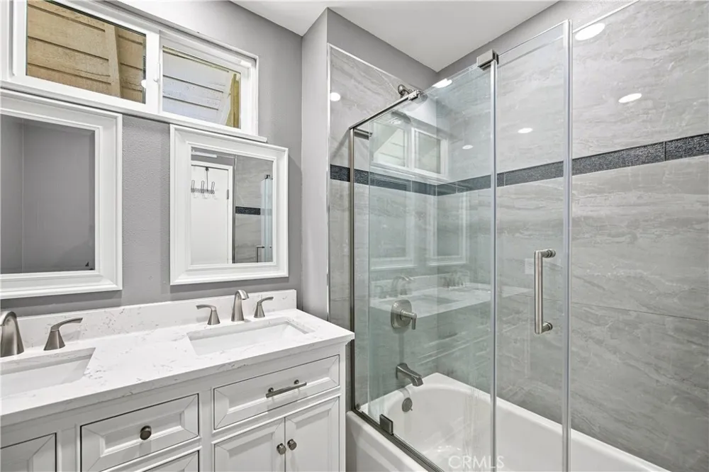 23002 La Granja Valencia, CA 91354