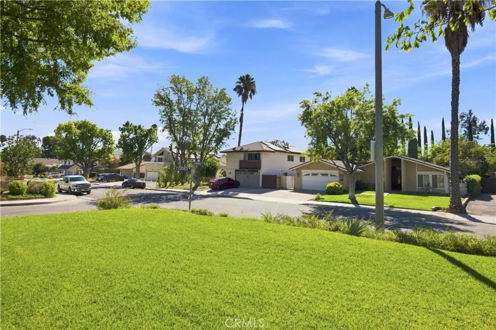 23002 La Granja Valencia, CA 91354