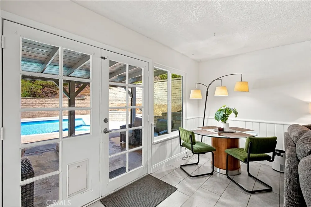 23002 La Granja Valencia, CA 91354