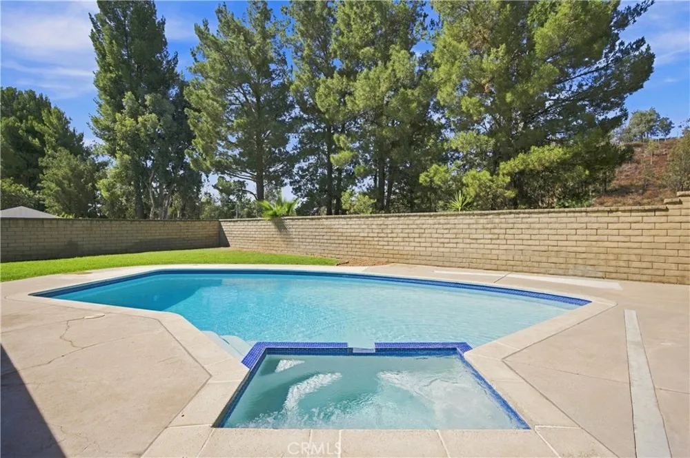 23002 La Granja Valencia, CA 91354