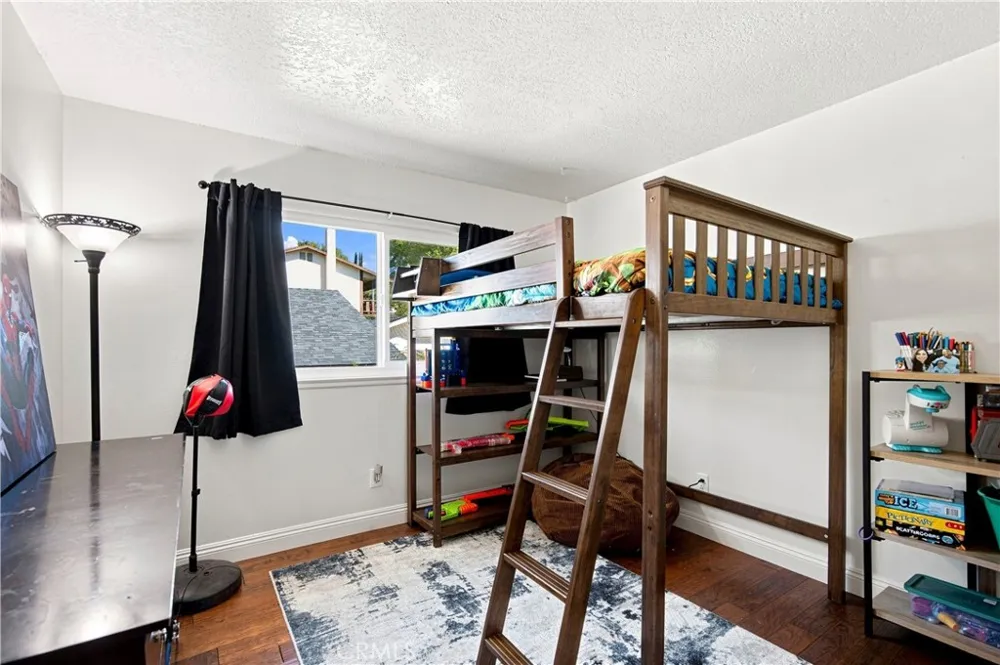23002 La Granja Valencia, CA 91354