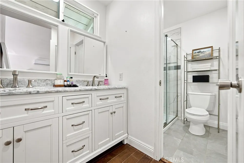 23002 La Granja Valencia, CA 91354