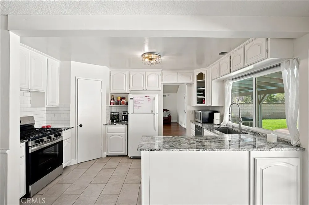 23002 La Granja Valencia, CA 91354