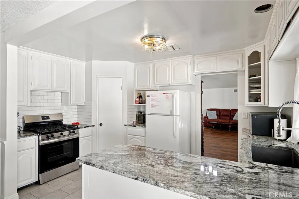 23002 La Granja Valencia, CA 91354