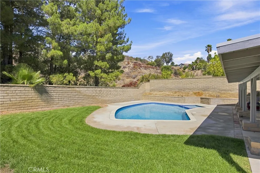 23002 La Granja Valencia, CA 91354
