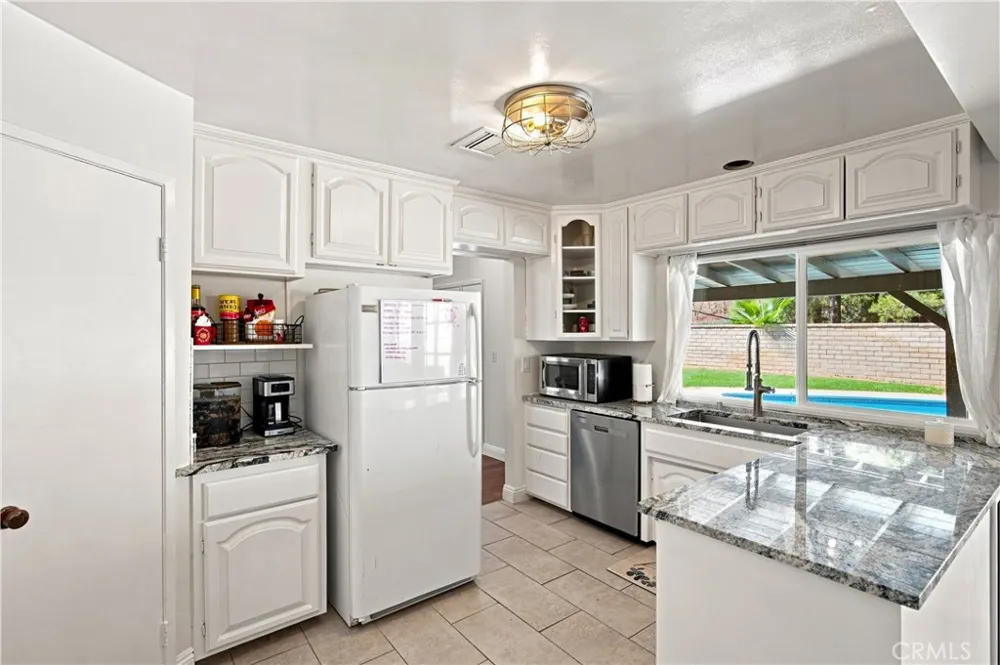 23002 La Granja Valencia, CA 91354