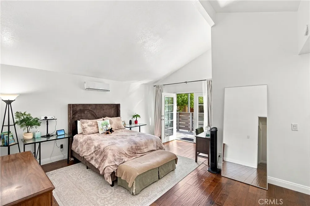 23002 La Granja Valencia, CA 91354