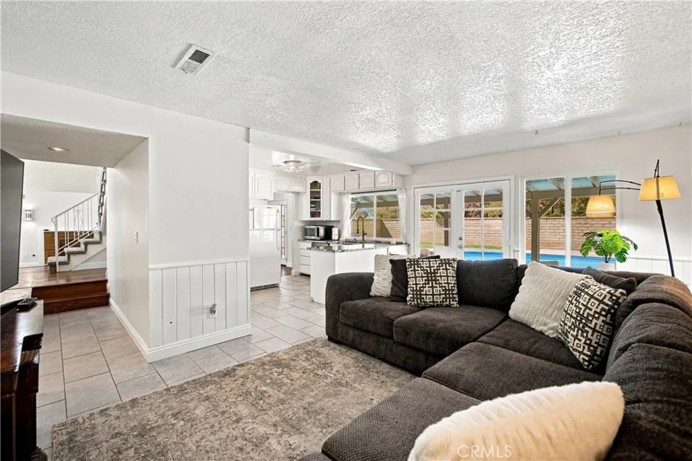 23002 La Granja Valencia, CA 91354