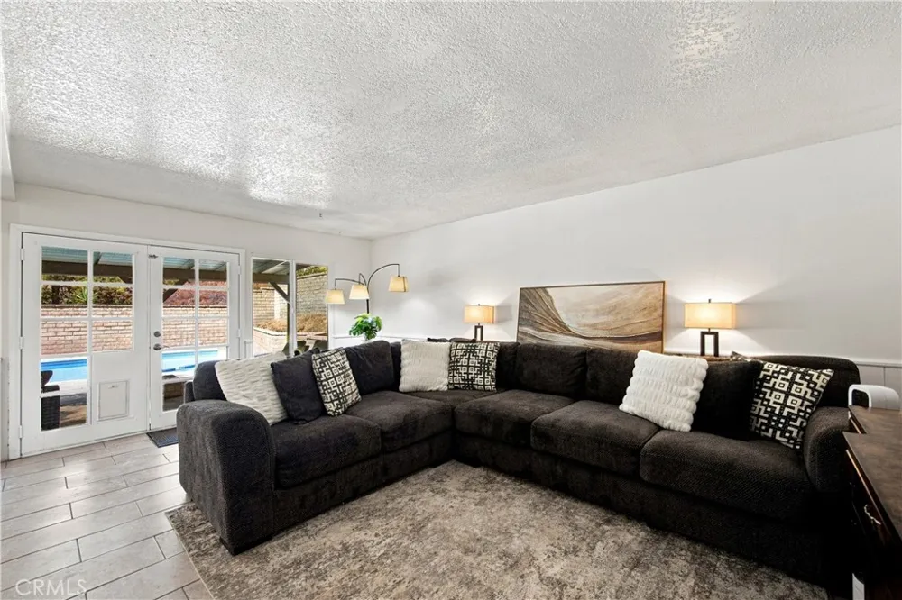 23002 La Granja Valencia, CA 91354