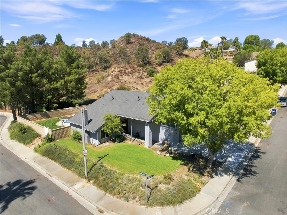 23002 La Granja Valencia, CA 91354