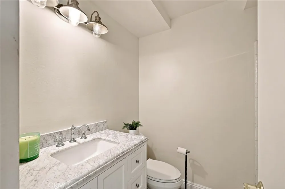 23002 La Granja Valencia, CA 91354